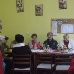 Członkowie Koła PZN Kędzierzyn-Koźle przy stole