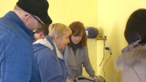 Czlonkowie Koła PZN Kędzierzyn-Koźle oglądają sprzęt elektroniczny