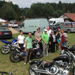 Członkowie Koła PZN Olesno i grupa motocyklistów