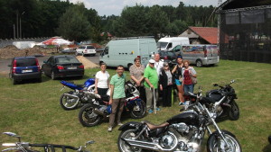Członkowie Koła PZN Olesno i grupa motocyklistów