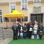 Zdjęcie zbiorowe przedstawicieli wyróżnionych organizacji z Prezydentem Opola, Arkadiuszem Wiśniewskim