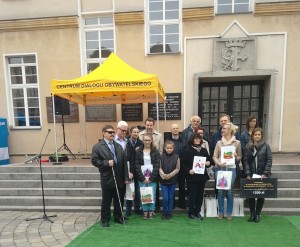 Zdjęcie zbiorowe przedstawicieli wyróżnionych organizacji z Prezydentem Opola, Arkadiuszem Wiśniewskim