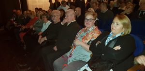 Członkowie Koła PZN Kędzierzyn-Koźle na spektaklu "Wieczór kawalerski"